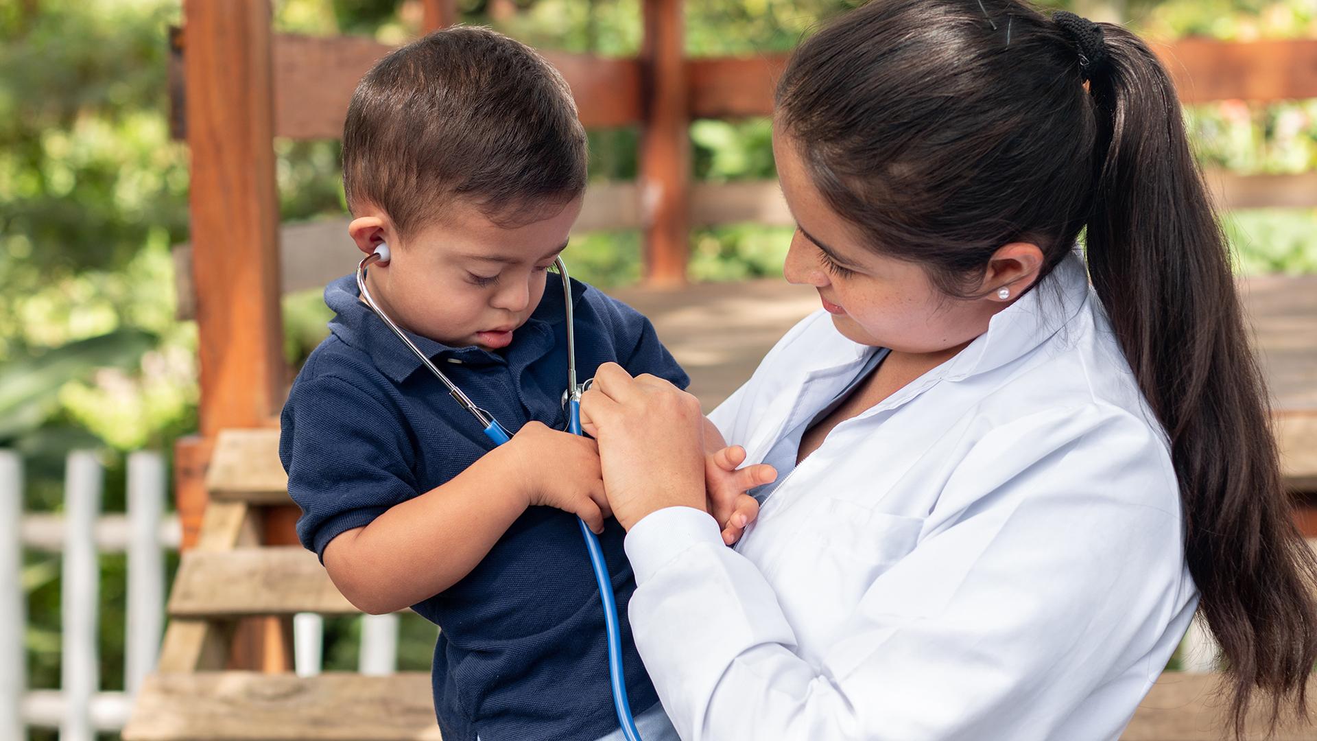 A pediatrician teaches how to listen to the heart of a child with Down syndrome.